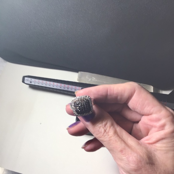 Beautiful designer black and white diamond ring - Picture 8 of 16